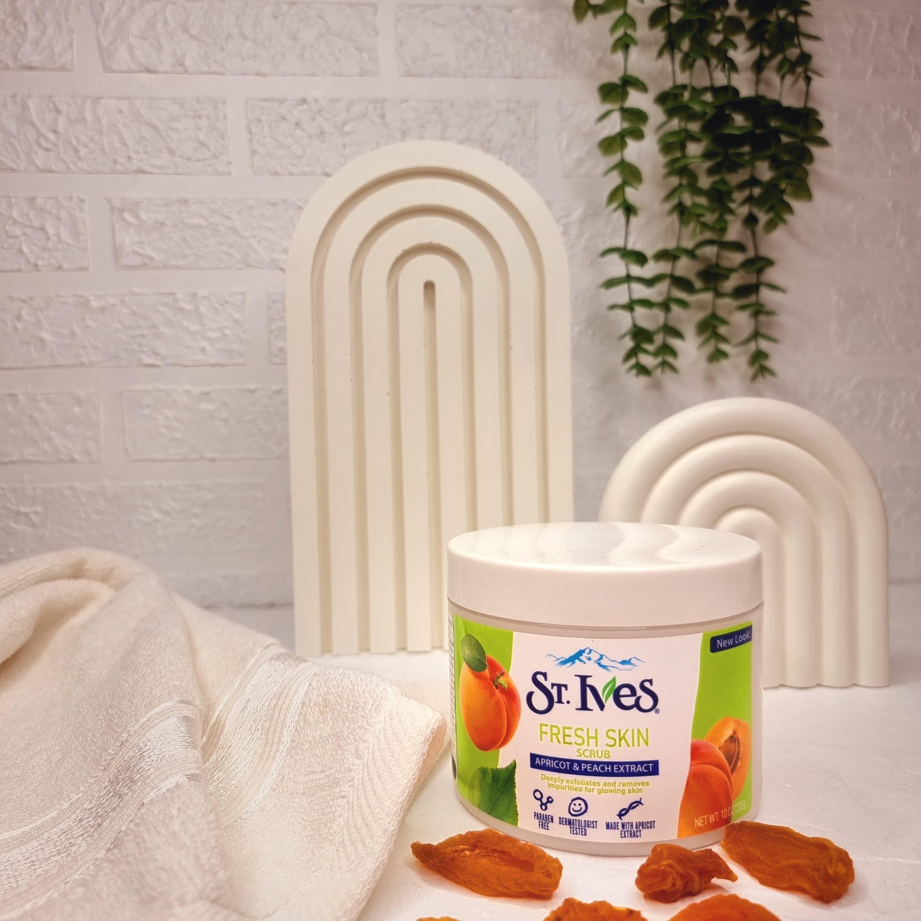 اسکراب لایه بردار زردآلو و هلو St Ives